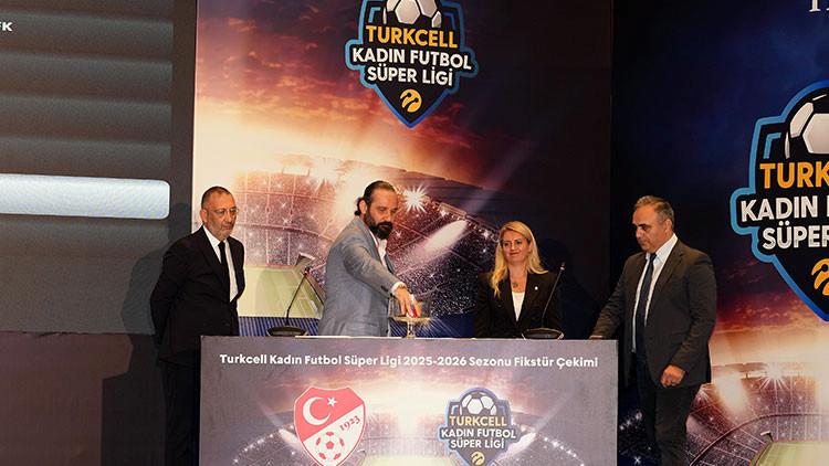 Türkiye Futbol Federasyonu tarafından düzenlenen Turkcell Kadın Futbol Süper Ligi 2025-2026 sezonunun fikstür heyecanı yaşandı. Riva Hasan Doğan Milli Takımlar Kamp ve Eğitim Tesisleri'nde gerçekleştirilen törenle, yeni sezonun maç takvimi belirlenerek, lig boyunca oynanacak karşılaşmaların detayları netlik kazandı.