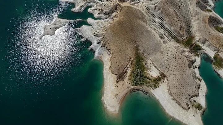 Atatürk Barajı'nda Kuraklık Derin İzler Bıraktı: Gün yüzüne çıkan adacıklar ve değişen manzaralar