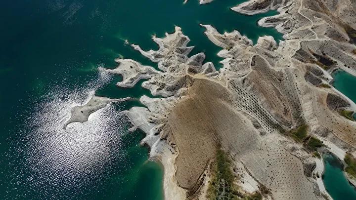 Atatürk Barajı'nda Kuraklık Derin İzler Bıraktı: Gün yüzüne çıkan adacıklar ve değişen manzaralar