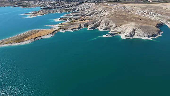 Atatürk Barajı'nda Kuraklık Derin İzler Bıraktı: Gün yüzüne çıkan adacıklar ve değişen manzaralar