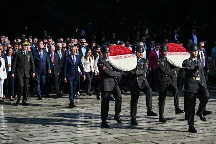 CHP Genel Başkanı Özgür Özel ve beraberindekiler, Aslanlı Yol'u yürüme boyunca saygı duruşu ve Anıtkabir'e anlamlı ziyaret gerçekleştirdi.