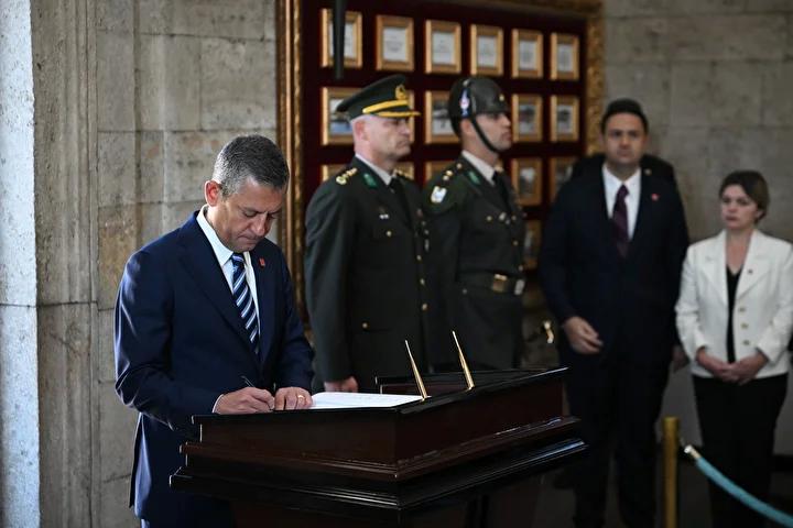 CHP Genel Başkanı Özgür Özel ve beraberindekiler, Aslanlı Yol'u yürüme boyunca saygı duruşu ve Anıtkabir'e anlamlı ziyaret gerçekleştirdi.