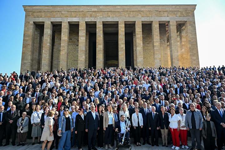 CHP Genel Başkanı Özgür Özel ve beraberindekiler, Aslanlı Yol'u yürüme boyunca saygı duruşu ve Anıtkabir'e anlamlı ziyaret gerçekleştirdi.