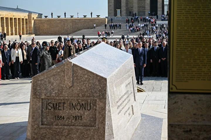 CHP Genel Başkanı Özgür Özel ve beraberindekiler, Aslanlı Yol'u yürüme boyunca saygı duruşu ve Anıtkabir'e anlamlı ziyaret gerçekleştirdi.