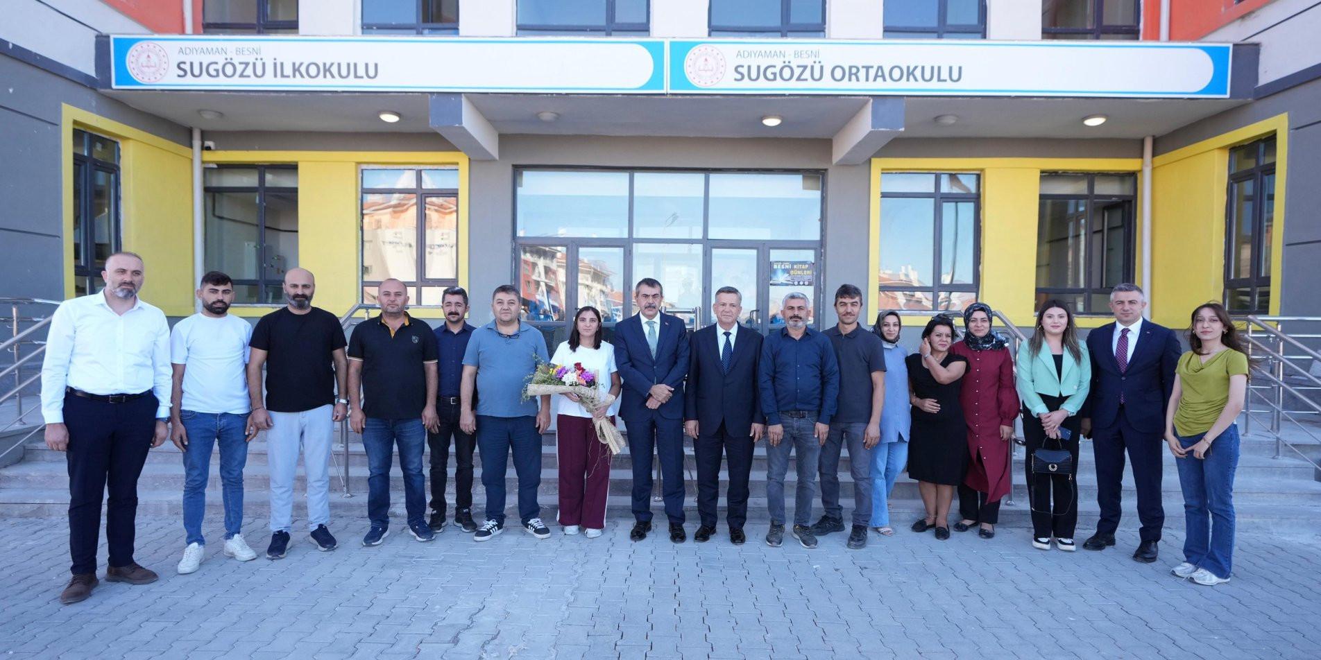 Bakan Tekin'den Okul Ziyareti ve Öğrencilerle Sohbet