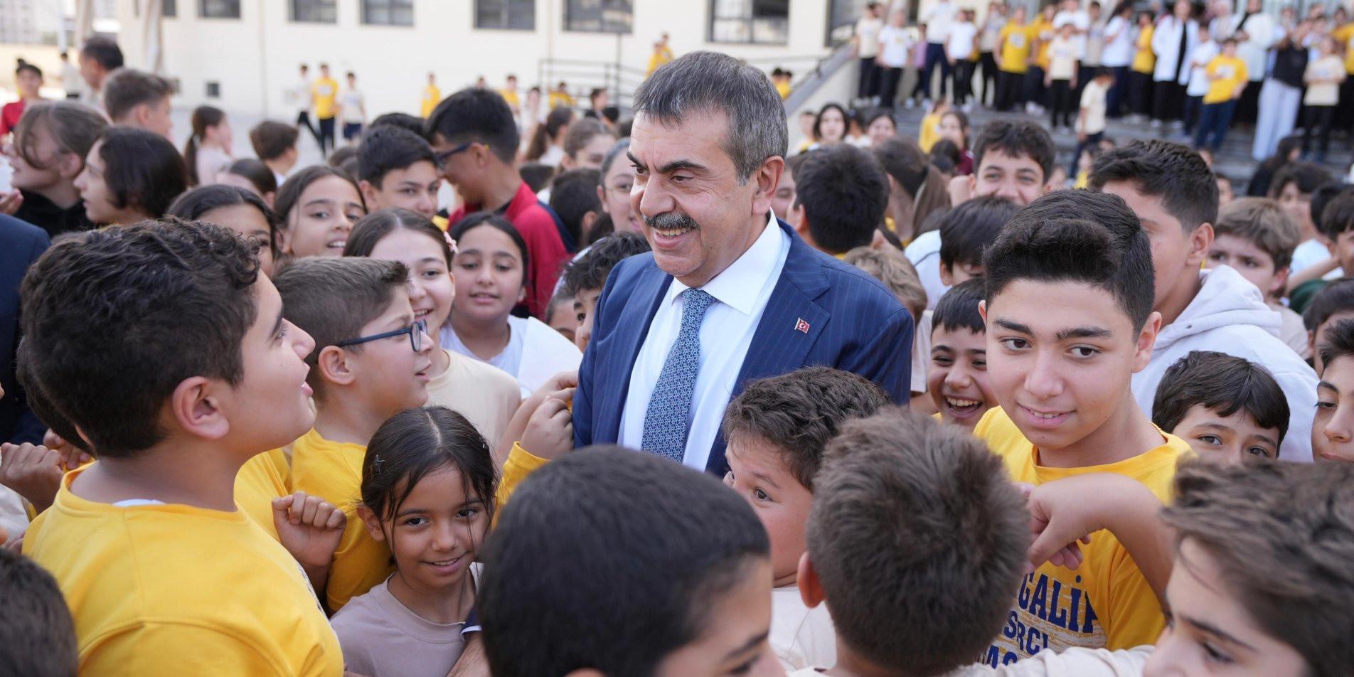 Bakan Tekin’in Sürpriz Okul Ziyareti ve Öğrencilerle Öğretmenlerle Buluşması