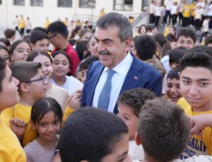 Bakan Tekin’in Sürpriz Okul Ziyareti ve Öğrencilerle Öğretmenlerle Buluşması