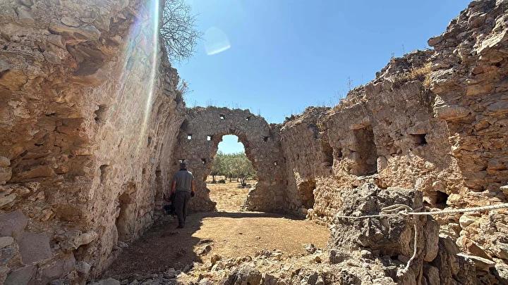 Beçin Kalesi’nde Karapaşa Medresesi’nde Kazı ve Restorasyon Çalışmaları Başladı