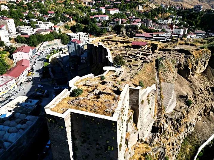 Bitlis Kalesi Kazılarında Ortaya Çıkan Önemli Kültürel Buluntular ve Çalışmalar