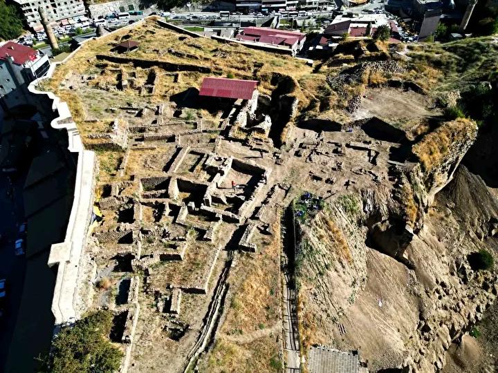 Bitlis Kalesi Kazılarında Ortaya Çıkan Önemli Kültürel Buluntular ve Çalışmalar