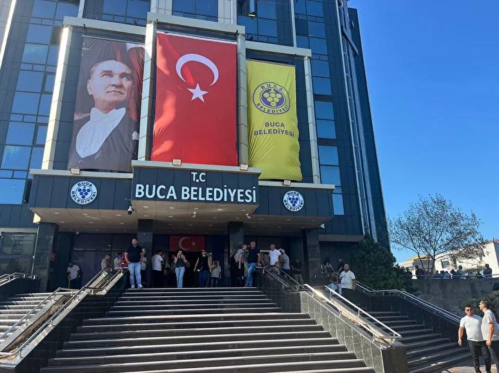 Buca Belediyesi İşçileri Artan Maaş Ödemeleriyle İlgili Eylemde