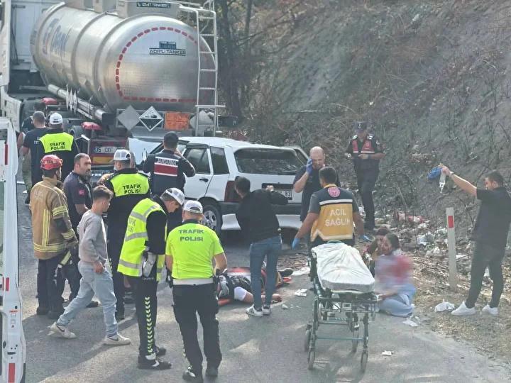 Bursa’da Trafik Kazası: Bir Otomobil Park Halindeki Tankerle Çarpıştı, 5 Yaralı