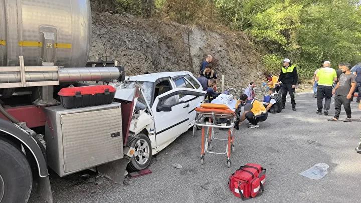 Bursa’da Trafik Kazası: Bir Otomobil Park Halindeki Tankerle Çarpıştı, 5 Yaralı