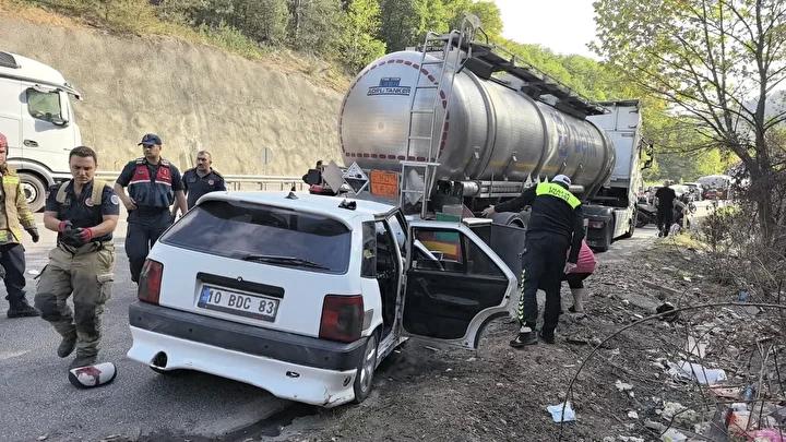 Bursa’da Trafik Kazası: Bir Otomobil Park Halindeki Tankerle Çarpıştı, 5 Yaralı