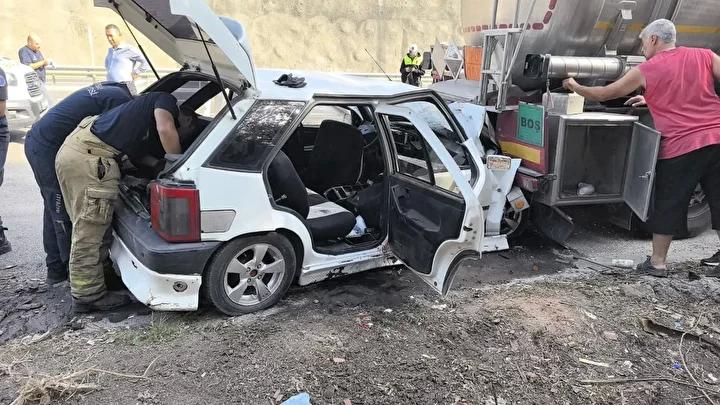 Bursa’da Trafik Kazası: Bir Otomobil Park Halindeki Tankerle Çarpıştı, 5 Yaralı