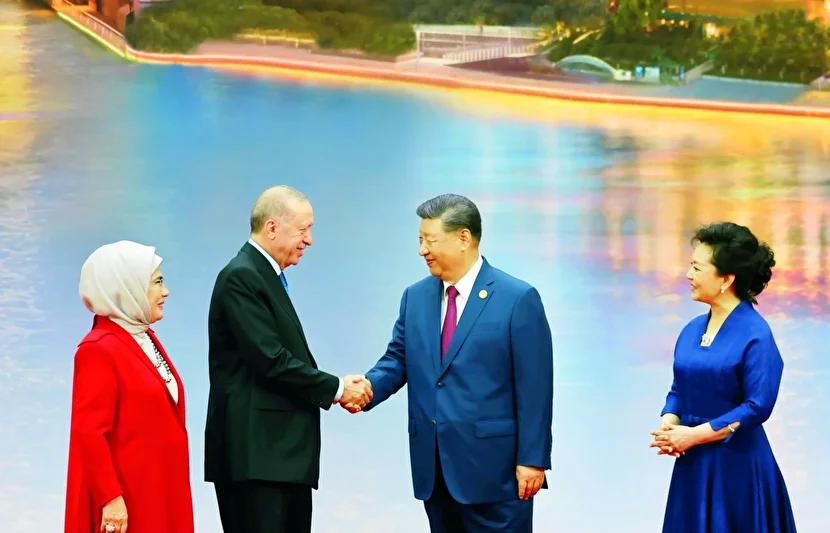 Çin’in Tiencin şehrinde gerçekleşen ŞİÖ zirvesinde, Cumhurbaşkanı Tayyip Erdoğan, Çin Devlet Başkanı Şi Jinping ile ilk resmi görüşmesini gerçekleştirdi. Toplantı sırasında, Orta Koridor ile Kuşak ve Yol Girişimi’nin uyumlaştırılması adına ortak adımların önemi vurgulandı. Ayrıca, iki lider, karşılıklı iletişim ve iş birliği mekanizmalarının düzenli olarak işletilmesinin gerekliliği konusunda mutabık kaldılar.