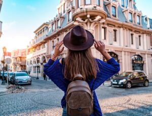 Daisy Dyke’in Sınırsız Seyahat ve Yaşam Tercihi: Toplum Kalıplarına Meydan Okuyan Bir Digital Nomad