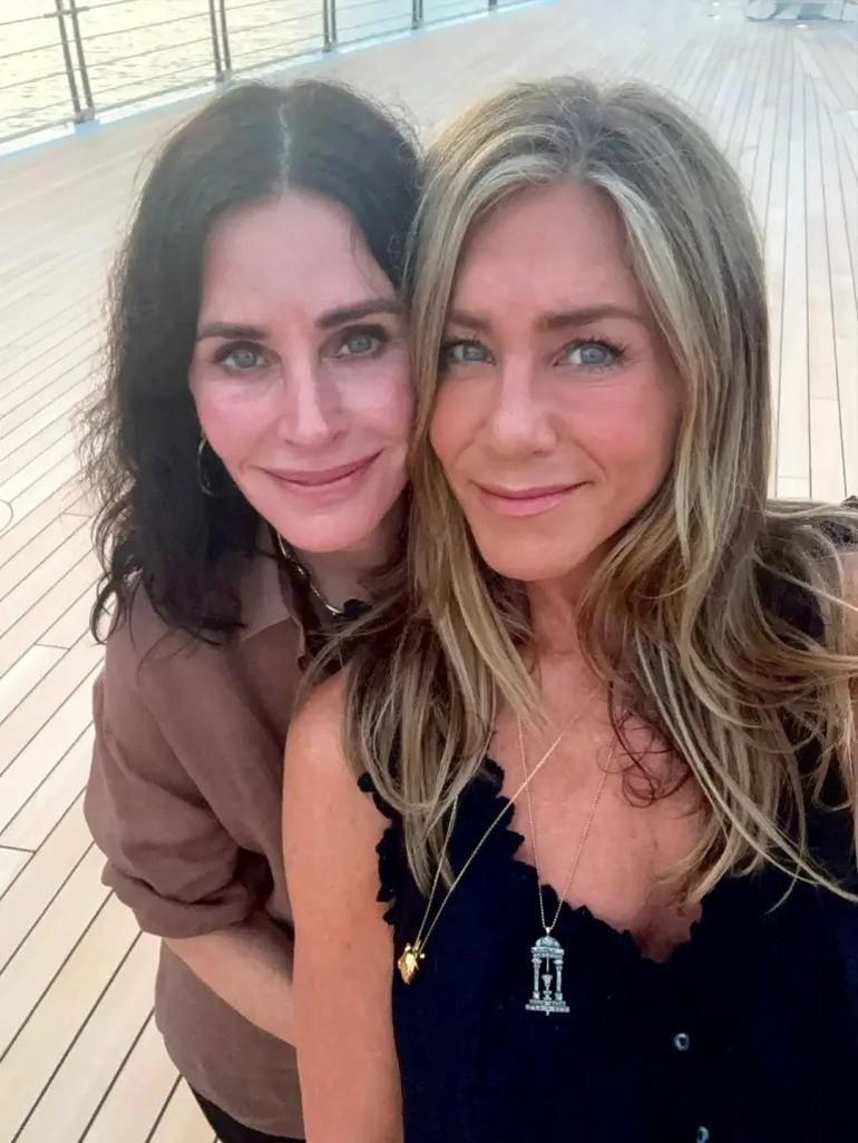 Friends Dizisinin Efsanevi Kadrosunu ve Yıllarca Süren Dostluklarını Keşfedin