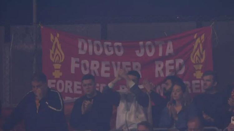 Galatasaray Tribünleri Jota'yı Anarken Duygusal Anlar Yaşandı