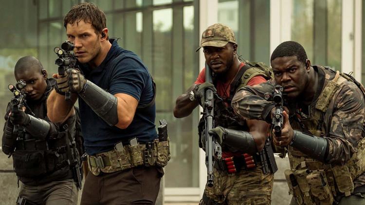 Geleceğin Savaşı (The Tomorrow War) filmi, TRT 1 ekranlarında izleyiciyle buluşuyor. Film, 2051 yılında gerçekleşen ve insanlık için büyük bir tehdit oluşturan uzaylı saldırısını konu alıyor. Zaman yolcuları, gelecekteki büyük savaşın habercisi olarak 2022’ye gelir ve burada kayıplara karışmış planları ve kahramanlık hikayeleri başlar.