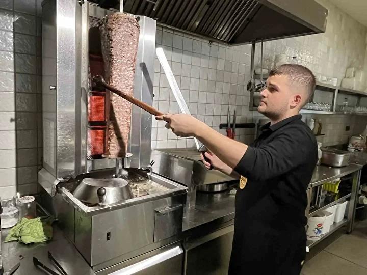 Genç Aşçı Ragıp Şişko: Gençlerin Çalışma Azmi ve İlham Veren Hikayesi
