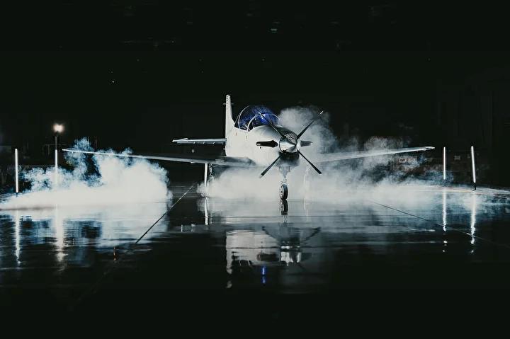 HAVELSAN, Birleşik Arap Emirlikleri'nin önde gelen savunma şirketi CALIDUS ile ortaklık kurarak, B-250 hafif taarruz ve eğitim uçağı için özel olarak tasarlanan kapsamlı eğitim sistemleri geliştirmeye başladı. Bu yeni teknolojik girişim, pilotların kokpitlerine adım atmadan önce tüm operasyonel süreçlerde uzmanlaşmasını sağlayacak.