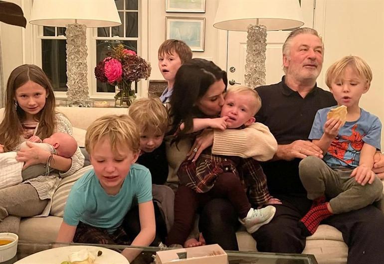 Hilaria Baldwin’in Evinin Ortasında Sergilediği Tablo Sosyal Medyada Fırtına Yarattı