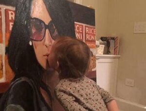 Hilaria Baldwin’in Evinin Ortasında Sergilediği Tablo Sosyal Medyada Fırtına Yarattı