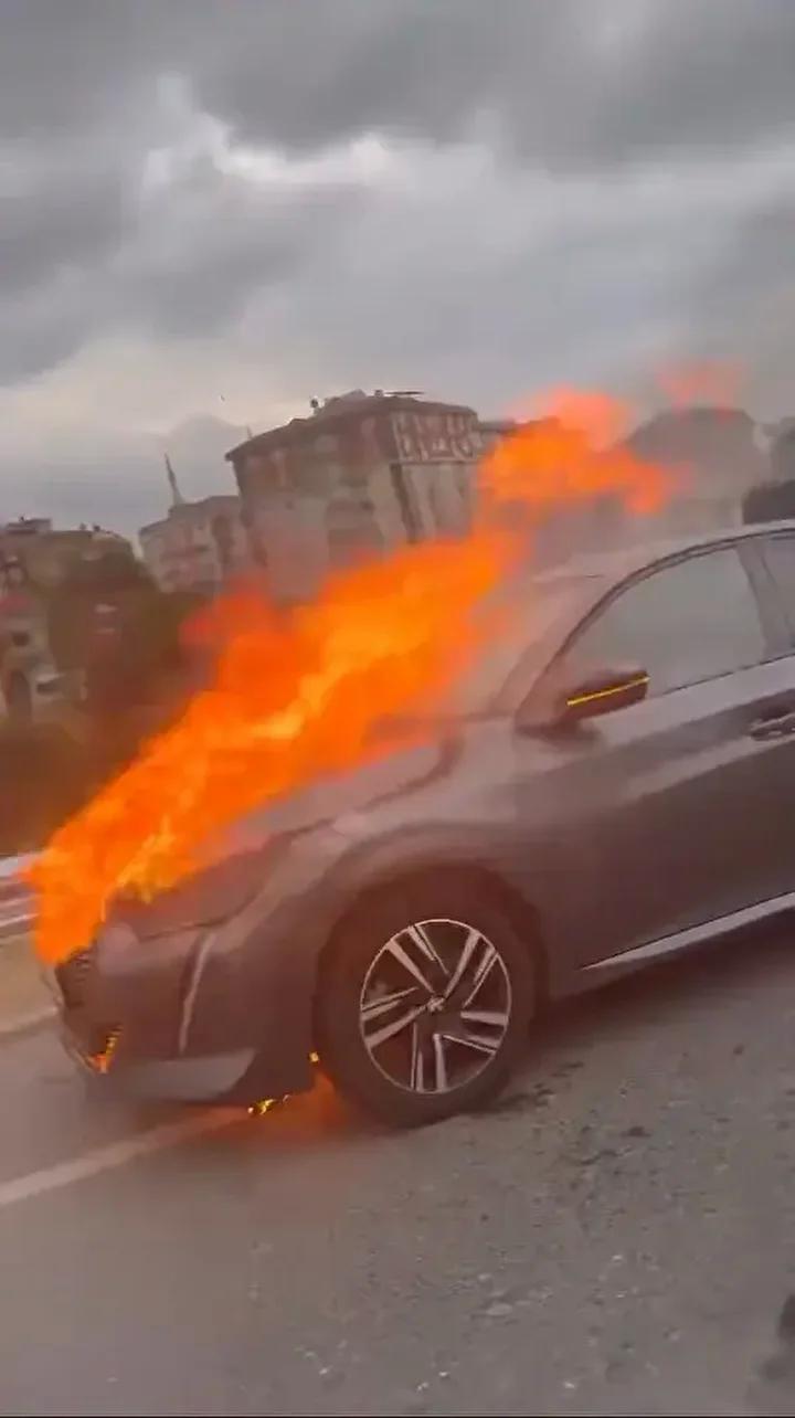İstanbul'da Otomobil Yangını Güvenlik Kameralarına Yansıdı