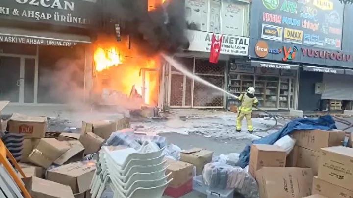 İstanbul'daki Plastik Ürünler Satış Noktasında Yangın Kontrol Altına Alındı