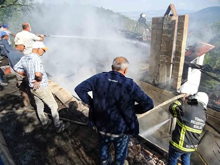 Karağıl Köyünde Çatı Yangını Paniği sonrası Müdahale Başarılıyla Kontrol Altına Alındı