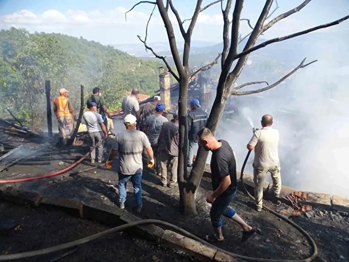 Karağıl Köyünde Çatı Yangını Paniği sonrası Müdahale Başarılıyla Kontrol Altına Alındı