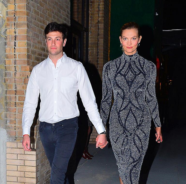 Karlie Kloss, Ailesinin Engellemelerine Rağmen Üçüncü Çocuklarına Doğru Gidiyor