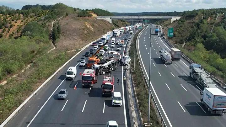 Kuzey Marmara Otoyolu'nda Trafik Kazası: Tır Devrildi, Araçlar Korku İçinde