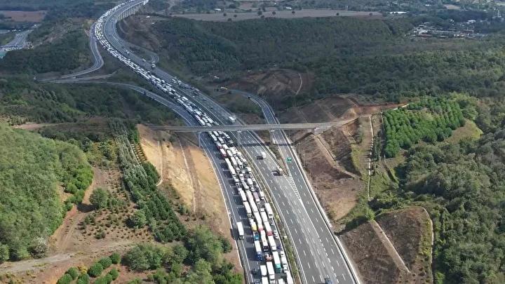 Kuzey Marmara Otoyolu'nda Trafik Kazası: Tır Devrildi, Araçlar Korku İçinde