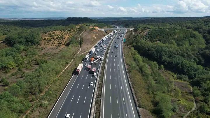 Kuzey Marmara Otoyolu'nda Trafik Kazası: Tır Devrildi, Araçlar Korku İçinde