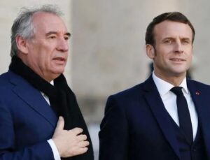 Macron Döneminde Üçüncü Hükümet Güvenoyu Sonrası Düşerken, Fransa Siyasi Arenasında Belirsizlik Artıyor
