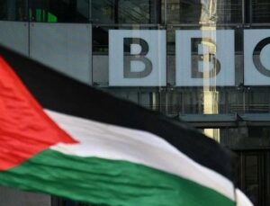 Manchester’da BBC Ofisi Önünde Filistin Destekli Oturma Eylemi