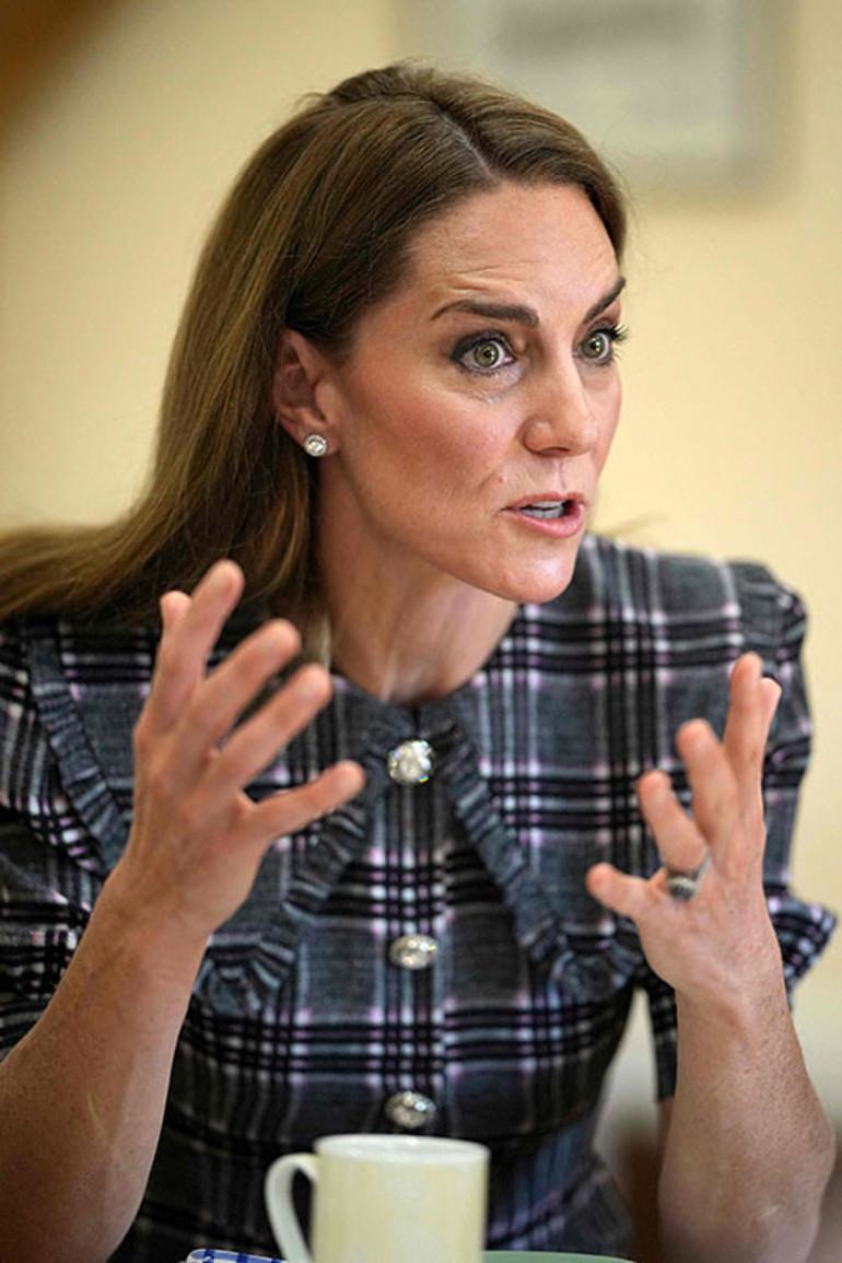 Prenses Kate Middleton, son zamanlarda yaşadığı saç rengi değişikliği ile yine gündem oldu. Sosyal medyada çıkan yorumlar, onun bunca yıllık imajını ve özgüvenini nasıl etkilediği üzerine yoğunlaşıyor.