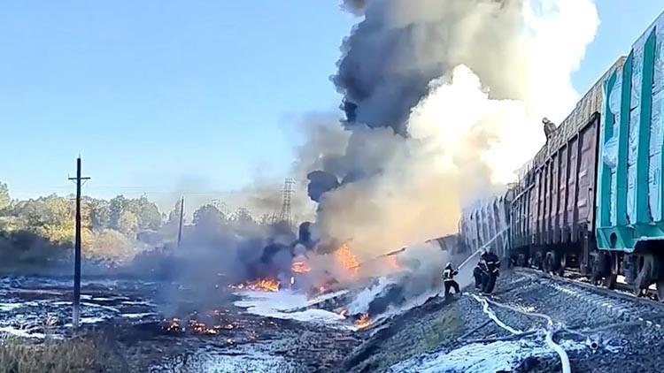 Rusya'daki Demiryolu Kazasında Yangın ve Kurtarma Çalışmaları