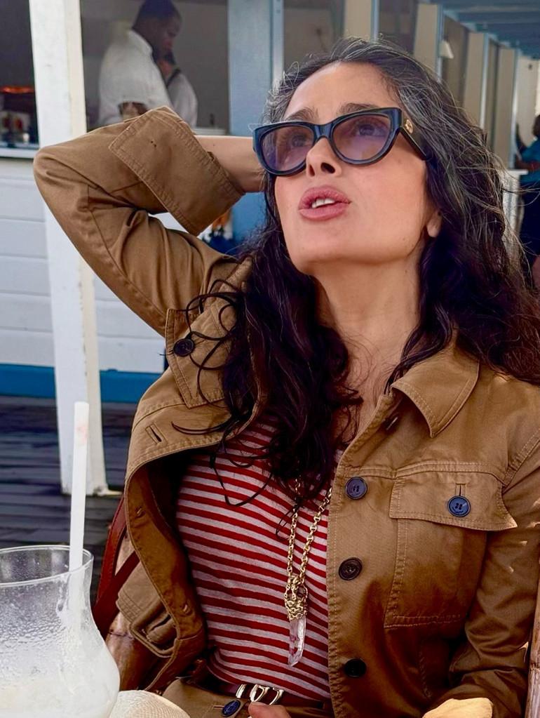 Salma Hayek'in Doğum Günündeki Bikinili Pozuyla Güzelliği Bir Kez Daha Göz Kamaştırdı