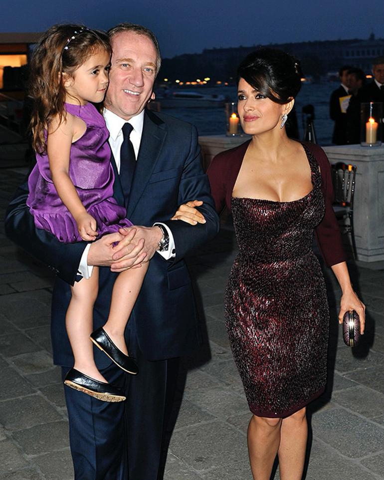 Salma Hayek'in Doğum Günündeki Bikinili Pozuyla Güzelliği Bir Kez Daha Göz Kamaştırdı