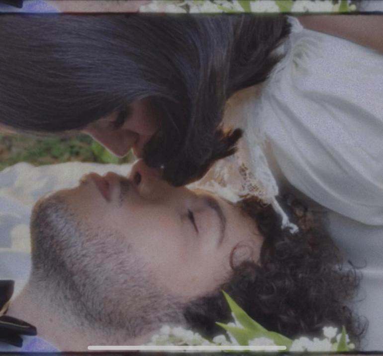 Selena Gomez ve Benny Blanco'nun Gizli ve Büyüleyici Düğünü Santa Barbara'da gerçekleşti