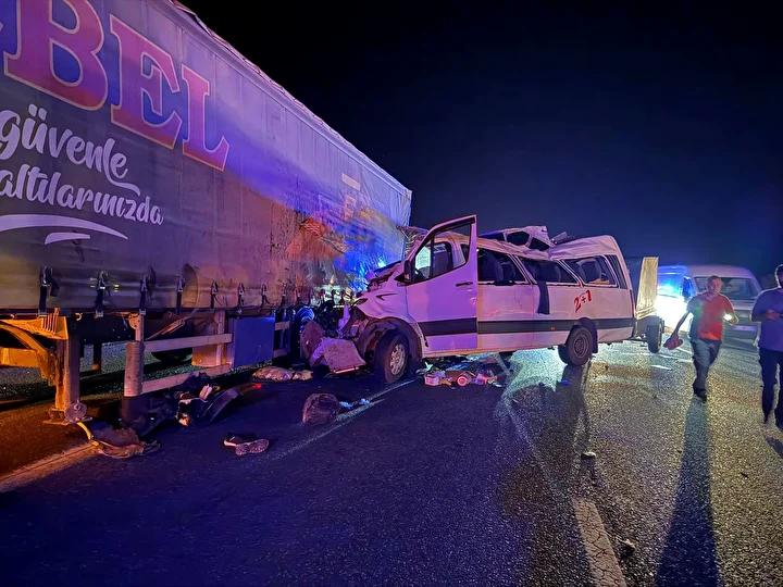 Tarsus Otoyolu'nda Feci Trafik Kazası: 3 Ölü, 16 Yaralı