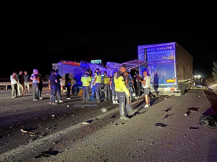 Tarsus Otoyolu'nda Feci Trafik Kazası: 3 Ölü, 16 Yaralı