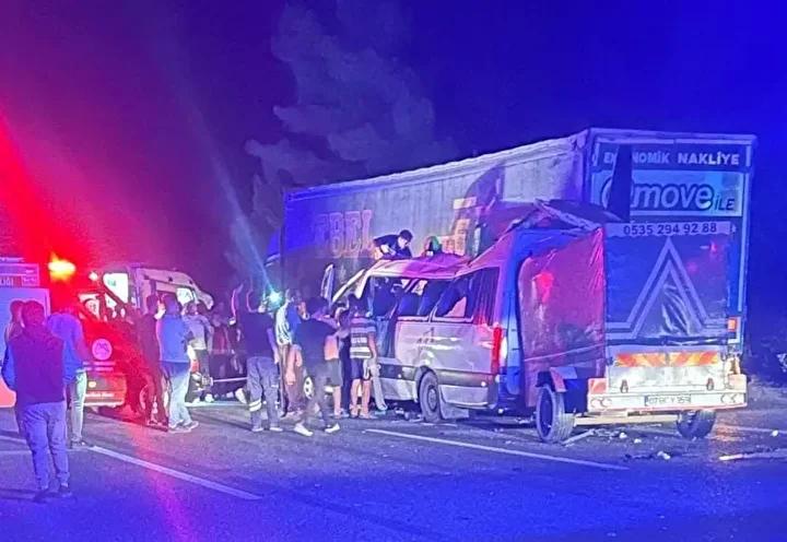 Tarsus Otoyolu'nda Feci Trafik Kazası: 3 Ölü, 16 Yaralı