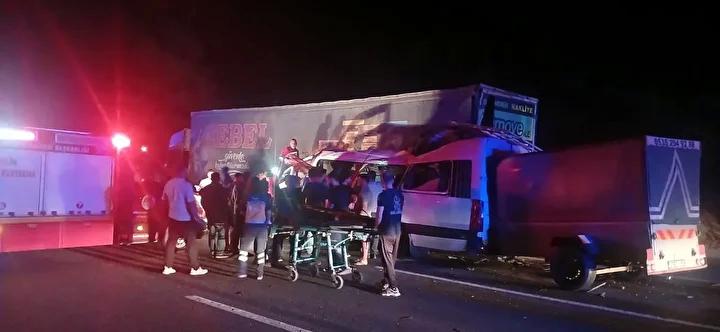 Tarsus Otoyolu'nda Feci Trafik Kazası: 3 Ölü, 16 Yaralı