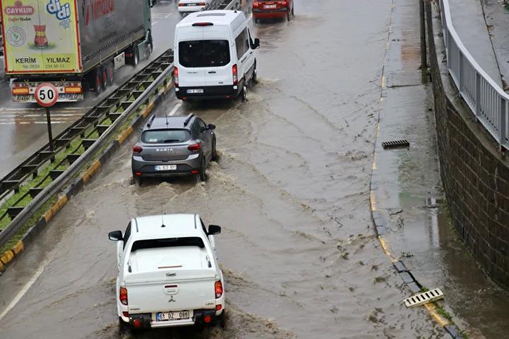 Trabzon'da Şiddetli Sağanak ve Su Birikintileri Etkisi