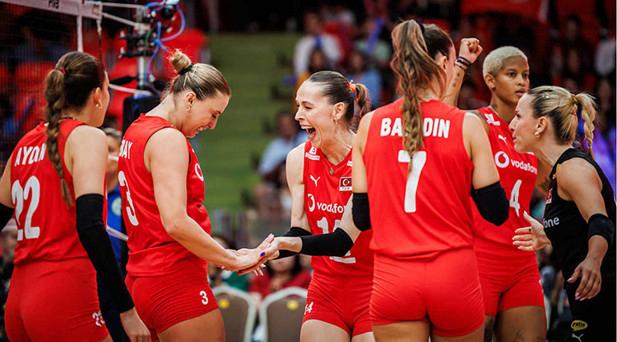 Filenin Sultanları, Dünya Şampiyonası finalinde İtalya ile karşılaşmak üzere sahnede. Bu büyük mücadele, Türkiye voleybol tarihinin en önemli anlarından biri olacak.