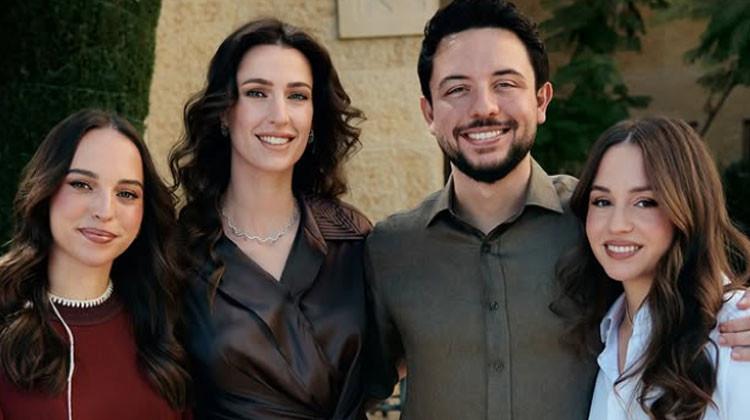 İki Kız Kardeş ve Aile Üyeleri Kutlamalarda Bir Araya Geliyor
